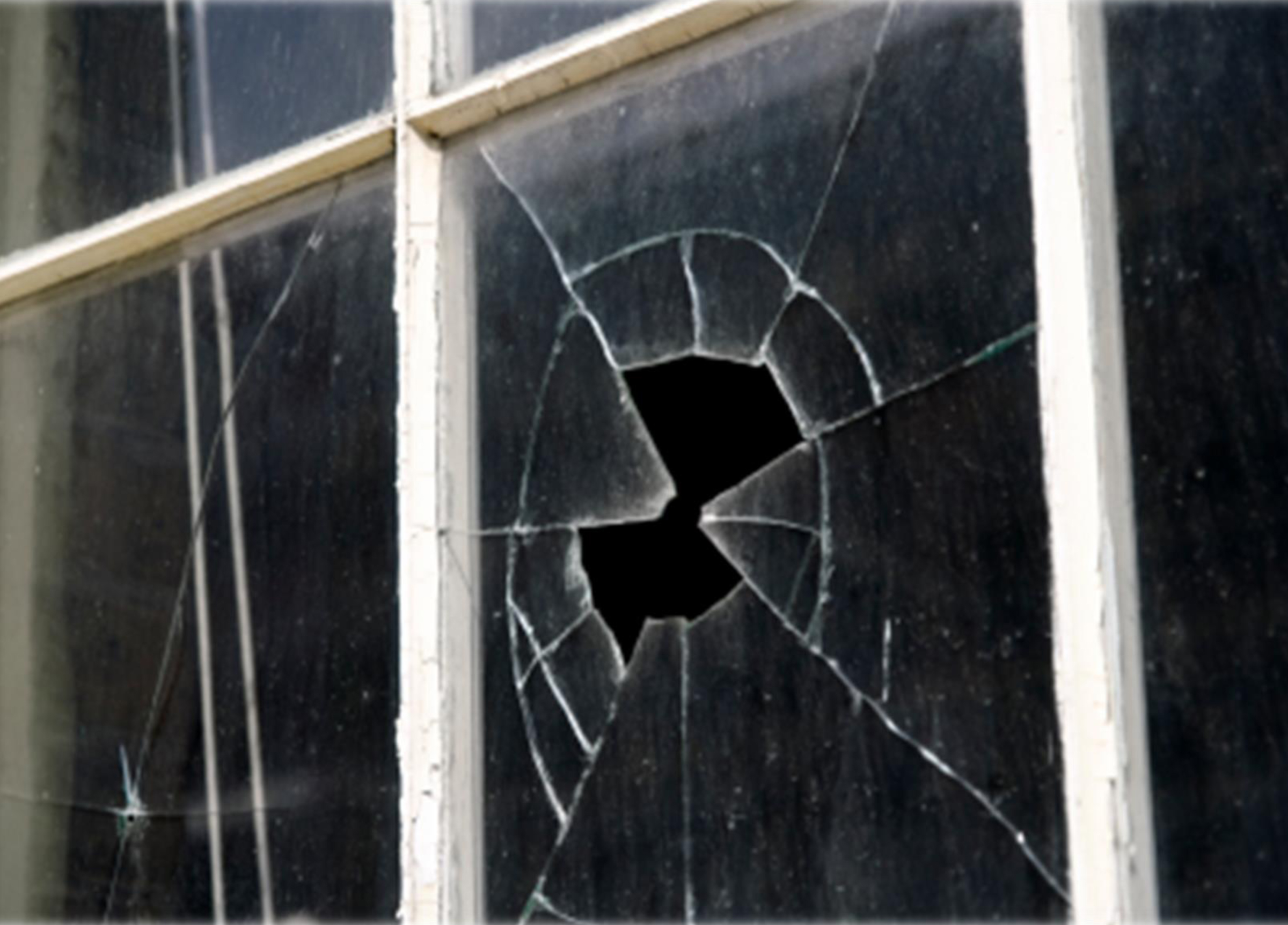 Трещина на окне. Разбитое окно. Разбитое стекло в окне. Трещина на стекле окна.
